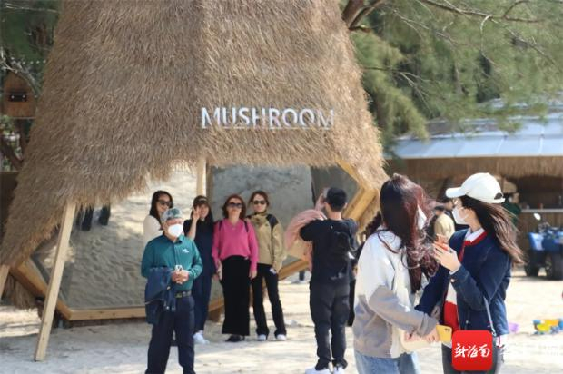 　　游客在沙渔塘的《向往的生活》取景地打卡。通讯员 符健柏 摄