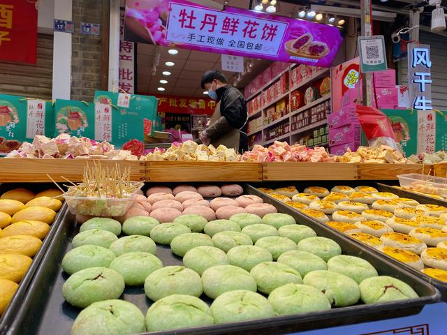 洛阳色彩缤纷的牡丹鲜花饼，受游客喜爱。  新京报记者 王真真 摄