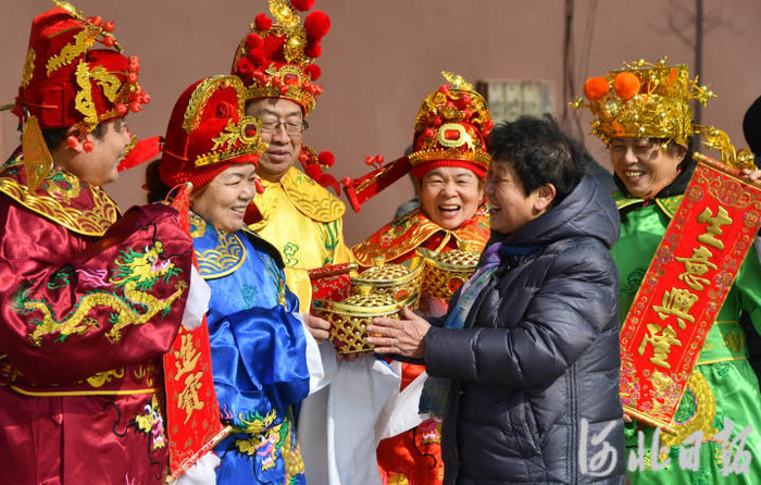 2023年1月26日，河北省邯郸市永年区广府镇东街村新春庙会上，“财神”在为游客送祝福。河北日报通讯员胡高雷摄