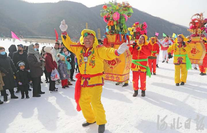 2023年1月26日，位于河北省秦皇岛市海港区的老君顶景区内，民间艺人在表演“抬皇杠”。河北日报通讯员曹建雄摄