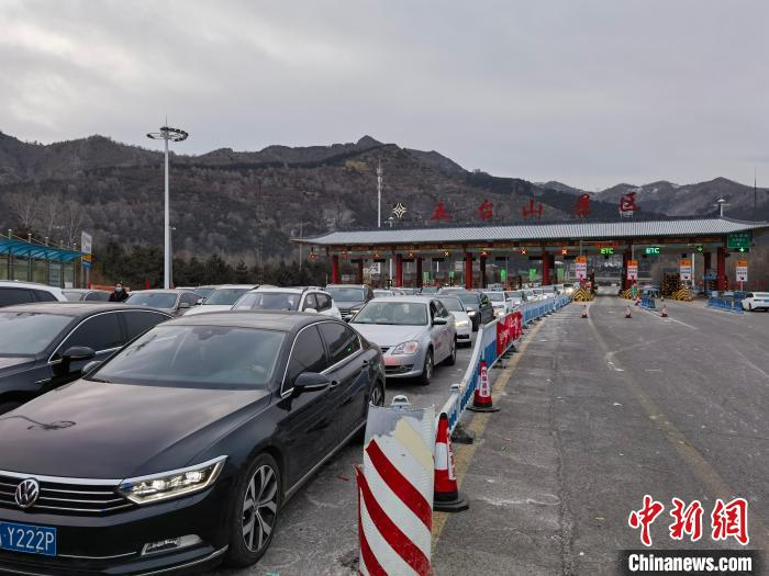 1月26日上午，五台山景区高速收费站外，进山车辆排队等候通行。　山西高速交警 摄