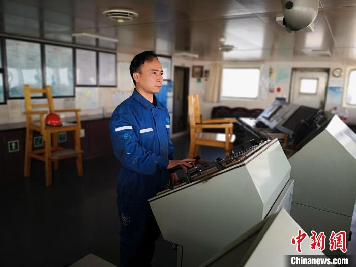 刘志刚在船上值班。　祁凯供图 