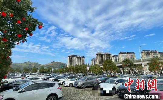 太姥山景区停车场停满了来自全国各地的车辆。　福鼎市融媒体中心 供图