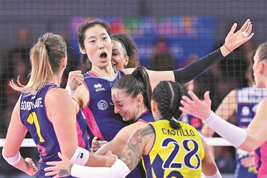 朱婷（左二）在意大利成为“团宠” 图/视觉中国