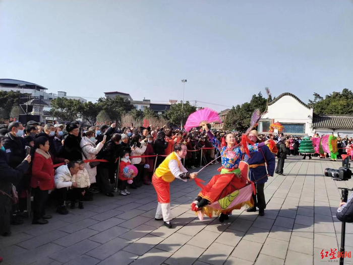 ↑孝泉古镇上九会现场民俗表演