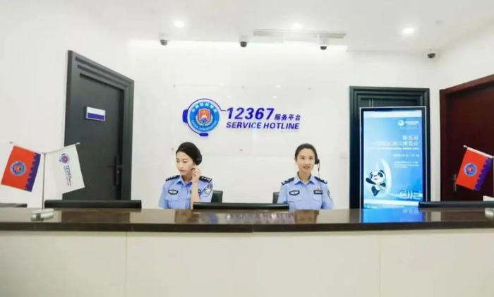 图为2022年10月6日，上海边检总站依托12367服务平台，为第五届进博会提供移民管理政策和口岸通关等问题咨询保障。