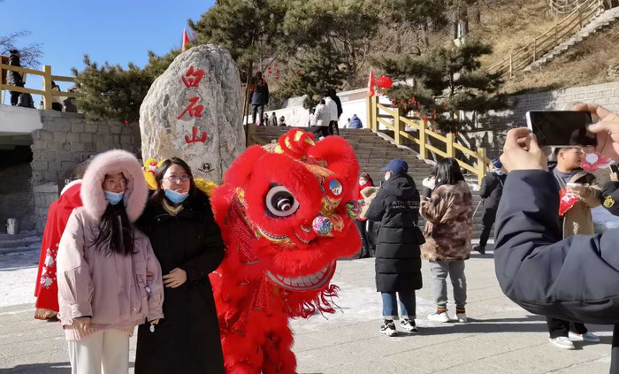 春节期间，白石山成了人们旅游打卡的好去处。郑飞摄