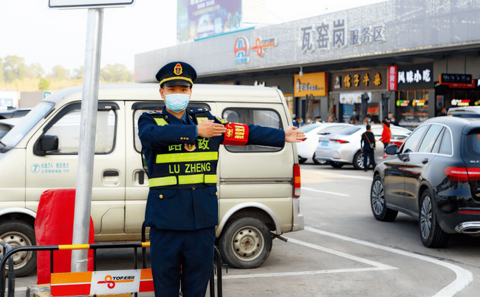 ▲2021年春节期间，广东广韶高速公路路政执法人员在服务区坚守。张振 摄