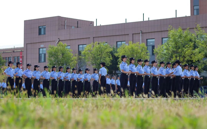 图为2022年9月22日，国家移民管理机构2022新警入警培训山东集训点新警正在进行队列训练。