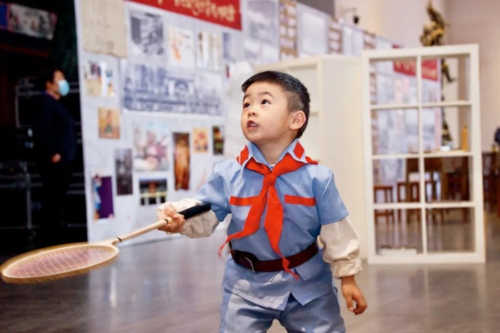 　　▲在爸爸师友会上，小天予用道具羽毛球与哥哥们开战