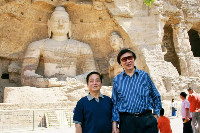 　　▲大冯与美林考察云冈石窟