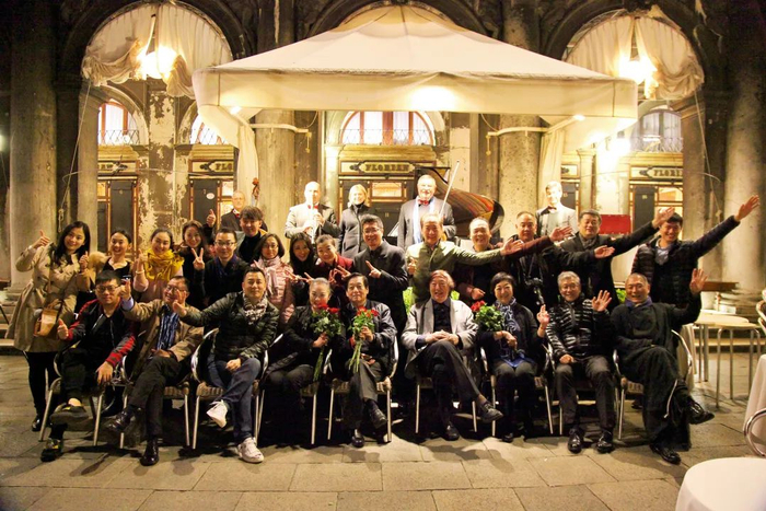 　　▲圣马可广场庆祝冯骥才夫妇金婚五十年