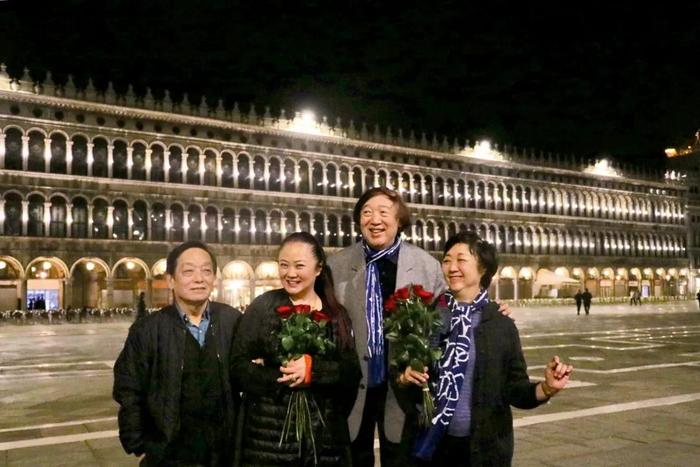 　　▲圣马可广场上两个幸福的家庭