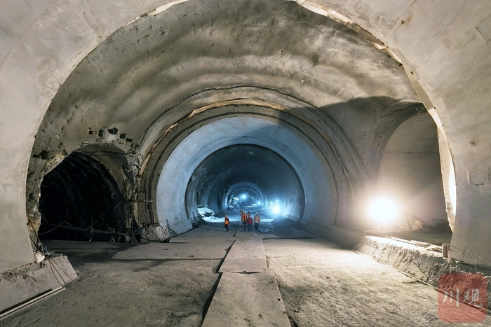春节假期，成兰铁路德胜隧道7个作业工区，600余名建设者放弃与家人团圆，继续奋战一线。