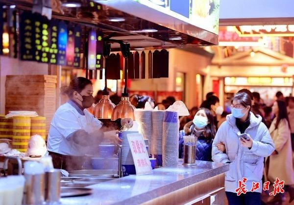 武商梦时代内的楚风汉味特色美食街吸引大批市民和游客。记者刘斌 摄