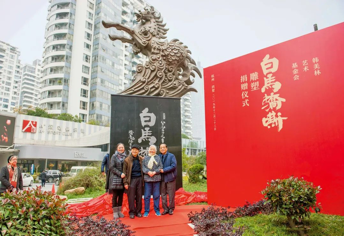 ▲与父母在《白马骄嘶》前合影