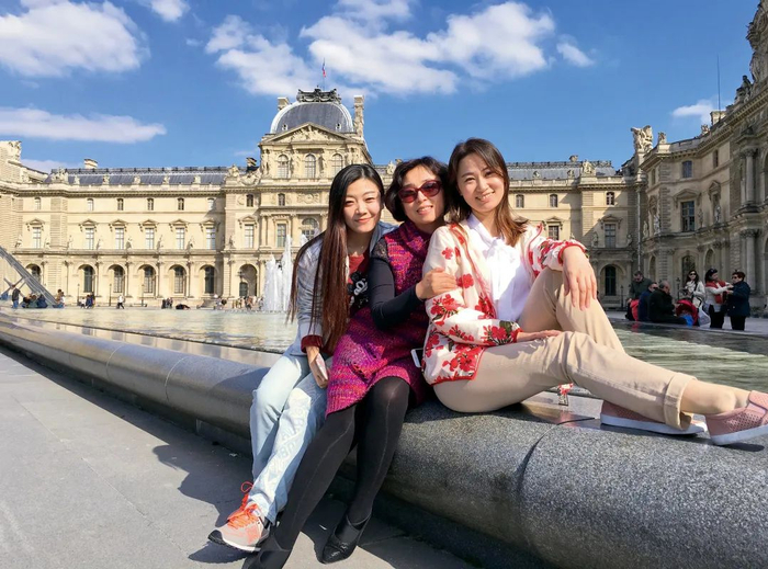 　　▲丽华与两位爱将在卢浮宫