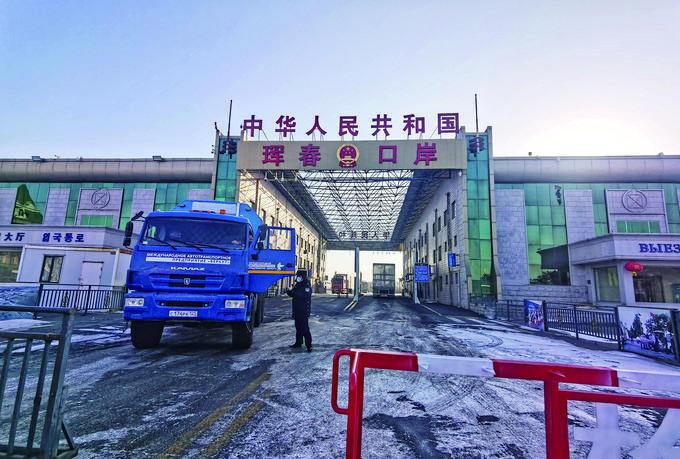 珲春边检站民警对入境货车进行查验。金星光摄