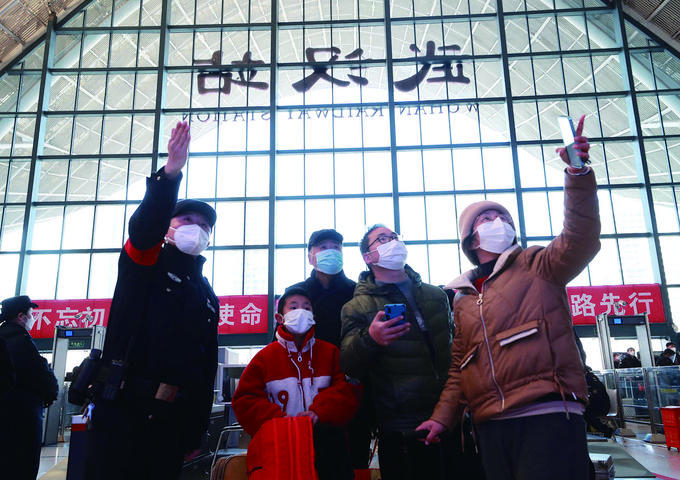 武汉车站派出所民警为乘客服务。胡金力摄