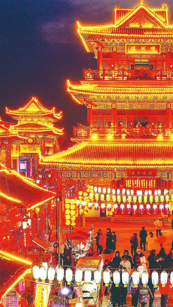 1月25日，位于市城乡一体化示范区的班家小镇灯火辉煌，数千盏花灯映衬精彩的民俗表演，吸引了众多游客前来打卡。记者 黄立 摄