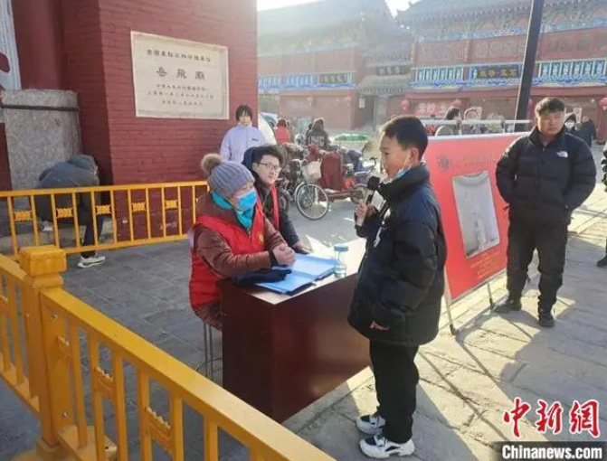 　　图为一名学生在岳飞纪念馆门前背诵《满江红》。　靳晓晶　摄