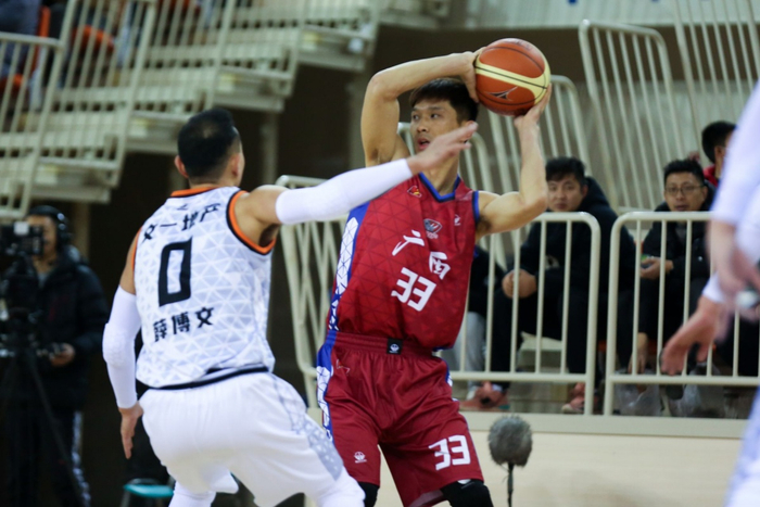 图为球员在比赛中激烈拼抢。