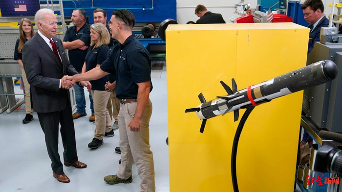 ↑2022年5月3日，拜登参观洛克希德·马丁公司位于阿拉巴马州派克县的标枪反坦克导弹生产工厂