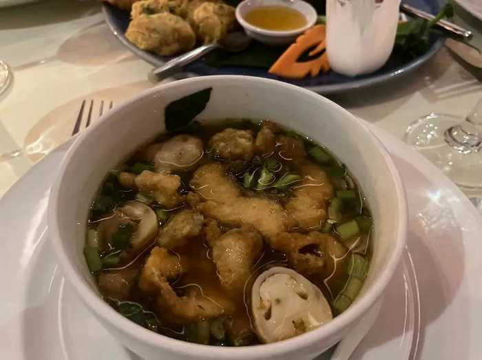 ▲ 沈小荔在悬崖餐厅吃饭。图 / 受访者提供