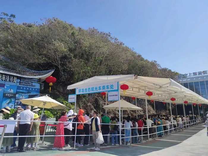 ▲ 拥挤的蜈支洲岛。图/ 受访者提供