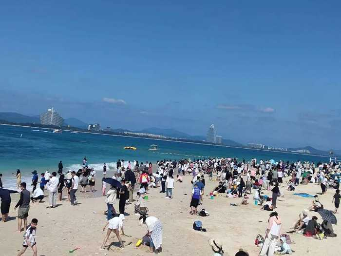 ▲ 人们在沙滩上晒太阳。图 / 受访者提供