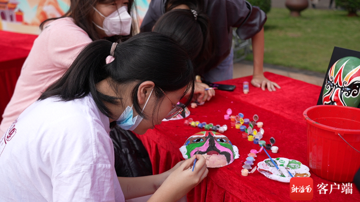 1月24日，澄迈县福山咖啡文化风情镇开展“啡尝澄迈 福山接福”2023澄迈福山新春接福活动。记者 吴兴财 摄