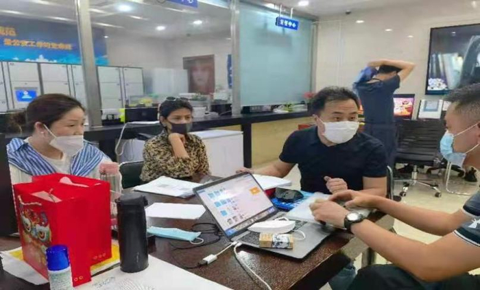 ▲岳池警方在上海公司内调查情况