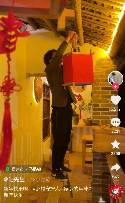 　　大年初一，老屋挂上了红灯笼