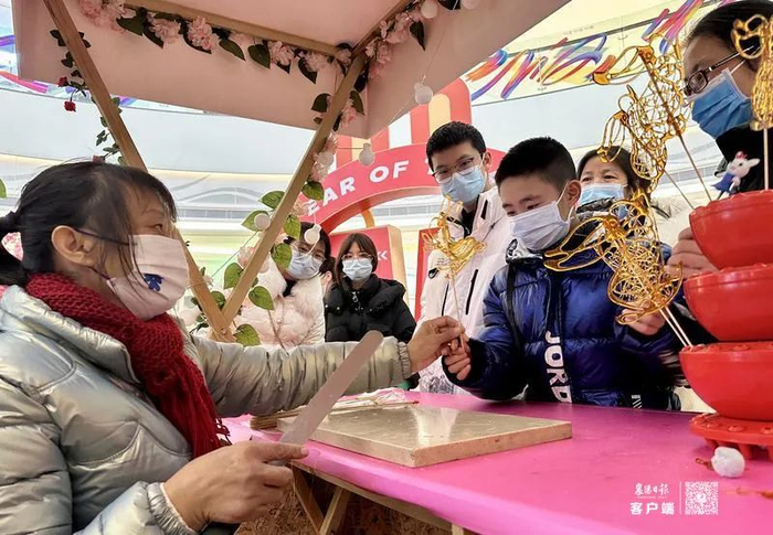 1月26日，东津新区民发世纪广场内，市民们带着孩子在此游玩体验传统文化。全媒体记者乔森垚 摄
