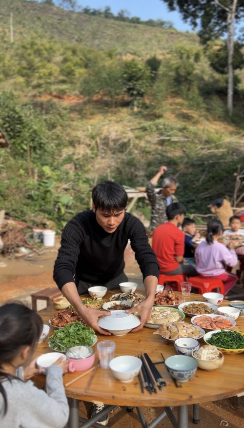 　　陆石坤准备年夜饭