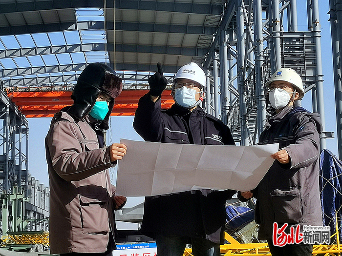 在河钢浦项汽车板项目建设现场，技术人员正在对照施工图纸进行现场调度。 河北日报记者汤润清摄