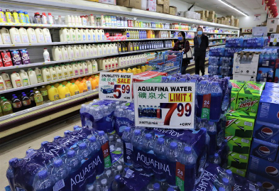 顾客在美国加州洛杉矶县一家大型超市内购物——新华社发