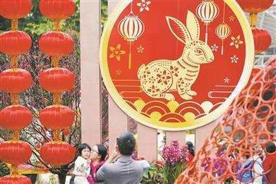 市民在广州文化公园迎春花会拍照。广州日报全媒体记者莫伟浓 摄