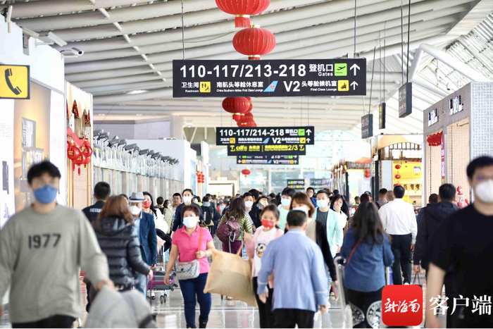 　　春节黄金周，三亚凤凰机场航站楼前往登机口乘机的旅客。三亚凤凰机场供图