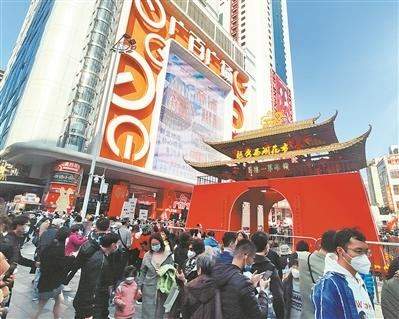 人气爆棚的越秀西湖花市。广州日报全媒体记者许晓芳、文静 摄