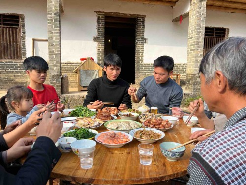 　　大年三十，陆石坤一家的团圆饭