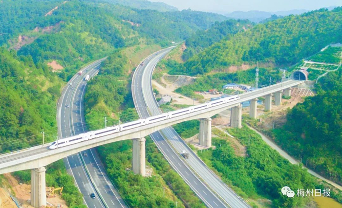 资料图：梅汕高铁跨越梅畲快速干线及梅汕高速公路。