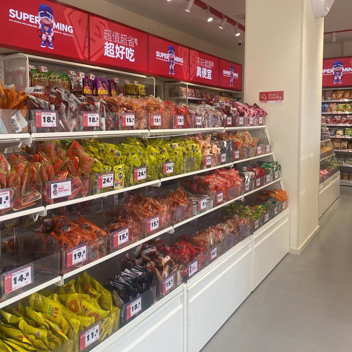 量贩零食店赵一鸣内景 财联社记者拍摄