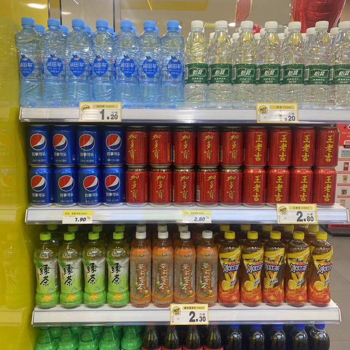 入口处的饮料货架 财联社记者拍摄