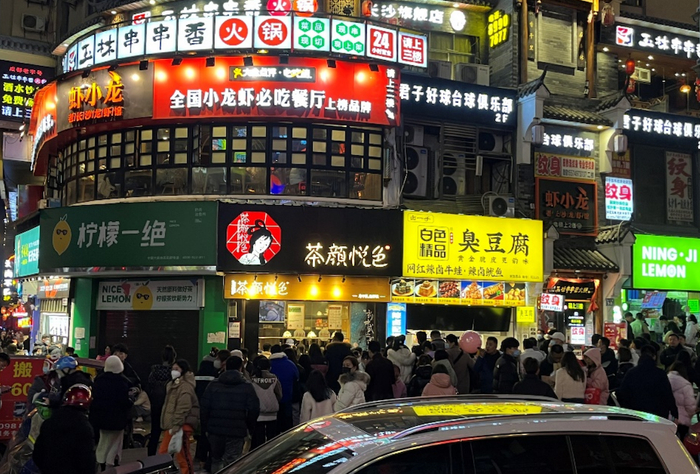 假期最后一天，凌晨的五一广场，依旧人潮如织，时代财经张汀雯摄