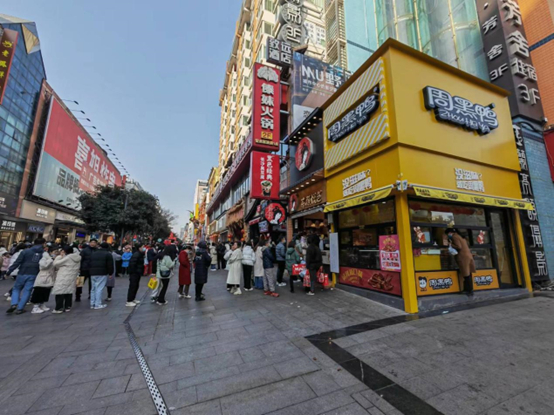 （茶颜悦色步行街门店前 财联社记者拍摄）