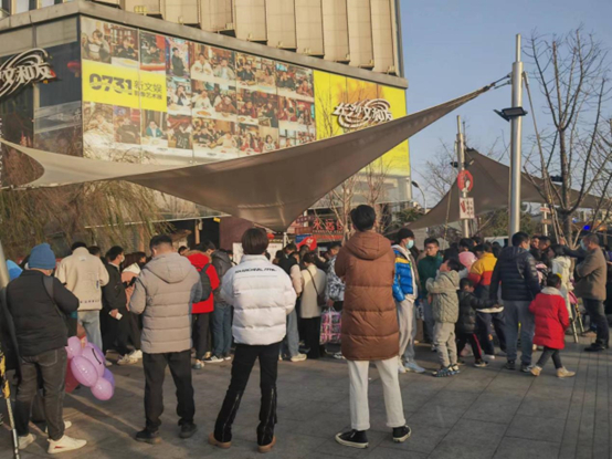 （长沙文和友海信店门口 财联社记者拍摄）