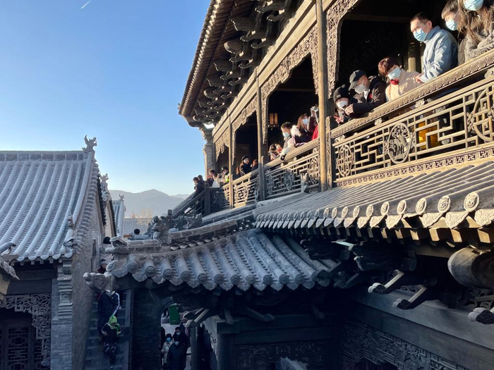游客们在太原古县城内参观。（受访者供图）