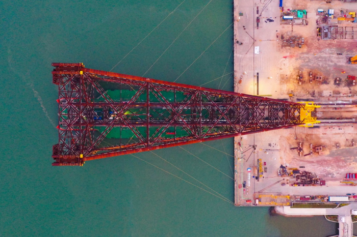 ▲“海基一号”导管架精准就位于“海洋石油229”