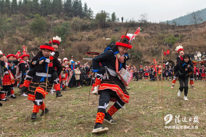 2023年1月24日，连南瑶族自治县三排镇油岭村，村民在梯田里举办瑶族玩坡节。清远日报签约摄影师 谢庆华 摄